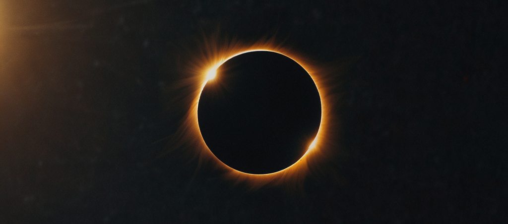 Eclipse solar con corona visible durante el eclipse del 12 de agosto de 2026